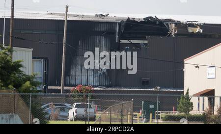 Actualités Bilder des Tages (190701) -- HOUSTON, 1 juillet 2019 (Xinhua) -- une photo prise le 1 juillet 2019 montre le hangar endommagé dans un accident d'avion à l'aéroport d'Addison, à environ 25 km au nord du centre-ville de Dallas, aux États-Unis. Dix personnes sont mortes après qu'un petit avion s'est écrasé dimanche matin à l'aéroport d'Addison. Le petit avion bimoteur venait de décoller lorsqu'il s'est écrasé dans un hangar et l'incendie a détruit l'avion. (Xinhua/Dan Tian) ACCIDENT D'AVION US-DALLAS PUBLICATIONxNOTxINxCHN Banque D'Images