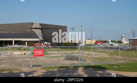 (190701) -- HOUSTON, 1 juillet 2019 (Xinhua) -- une photo prise le 1 juillet 2019 montre le hangar endommagé dans un accident d'avion à l'aéroport d'Addison, à environ 25 km au nord du centre-ville de Dallas, aux États-Unis. Dix personnes sont mortes après qu'un petit avion s'est écrasé dimanche matin à l'aéroport d'Addison. Le petit avion bimoteur venait de décoller lorsqu'il s'est écrasé dans un hangar et l'incendie a détruit l'avion. (Xinhua/Dan Tian) ACCIDENT D'AVION US-DALLAS PUBLICATIONxNOTxINxCHN Banque D'Images