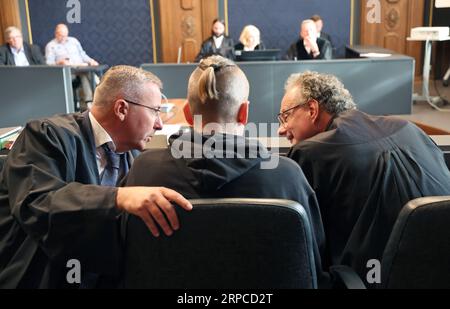 Schwerin, Allemagne. 04 septembre 2023. Carsten Düwel (de gauche à droite), avocat, accusé de 50 ans dans le procès pour meurtre, et Matthias Macht, avocat, attendent dans le hall du tribunal régional que le procès se poursuive. Le défendeur est en procès depuis le 16 mai 2023. Il est accusé du meurtre de son fils de deux ans dix ans après le crime. Crédit : Bernd Wüstneck/dpa/Alamy Live News Banque D'Images