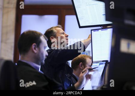 (190701) -- NEW YORK, le 1 juillet 2019 -- les commerçants travaillent à la Bourse de New York, aux États-Unis, le 1 juillet 2019. Les actions américaines ont terminé à la hausse lundi. Le Dow Jones Industrial Average a augmenté de 0,44 % pour atteindre 26 717,43, le S&P 500 a augmenté de 0,77 % pour atteindre 2 964,33 et l'indice composite Nasdaq a augmenté de 1,06 % pour atteindre 8 091,16. ) U.S.-NEW YORK-STOCKS WangxYing PUBLICATIONxNOTxINxCHN Banque D'Images