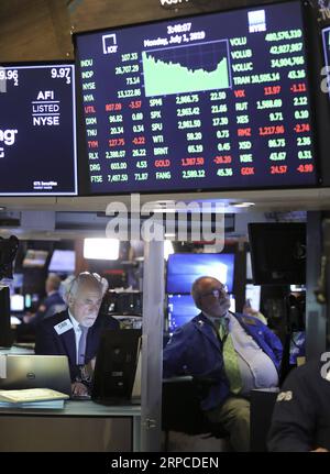 (190701) -- NEW YORK, le 1 juillet 2019 -- les commerçants travaillent à la Bourse de New York, aux États-Unis, le 1 juillet 2019. Les actions américaines ont terminé à la hausse lundi. Le Dow Jones Industrial Average a augmenté de 0,44 % pour atteindre 26 717,43, le S&P 500 a augmenté de 0,77 % pour atteindre 2 964,33 et l'indice composite Nasdaq a augmenté de 1,06 % pour atteindre 8 091,16. ) U.S.-NEW YORK-STOCKS WangxYing PUBLICATIONxNOTxINxCHN Banque D'Images