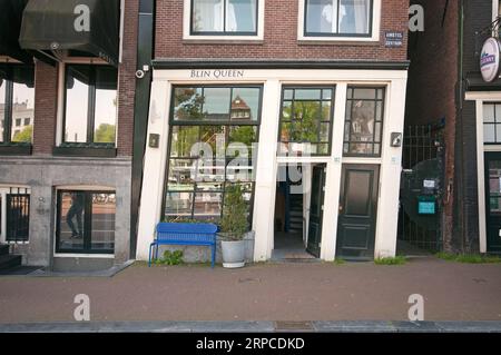 Restaurant Blin Queen dans un bâtiment tordu, rue Amstel, Amsterdam, pays-Bas Banque D'Images