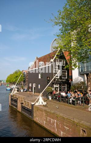 Écluse et historique café de Sluyswacht sur le canal Oudeschans, Amsterdam, pays-Bas Banque D'Images