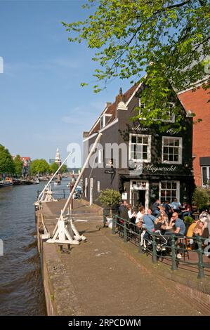 Historical café de Sluyswacht sur le canal Oudeschans, Amsterdam, pays-Bas Banque D'Images