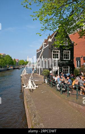 Historical café de Sluyswacht sur le canal Oudeschans, Amsterdam, pays-Bas Banque D'Images