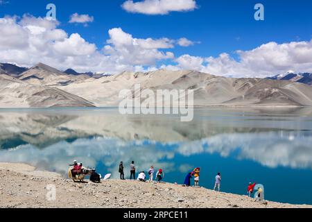 (190702) -- TAXKORGAN, le 2 juillet 2019 -- des touristes visitent le lac Baisha dans le comté d'Akto, dans la région autonome ouïgoure du Xinjiang, au nord-ouest de la Chine, le 2 juillet 2019.) CHINE-XINJIANG-BAISHA LAKE-SCENERY (CN) LIXJING PUBLICATIONXNOTXINXCHN Banque D'Images