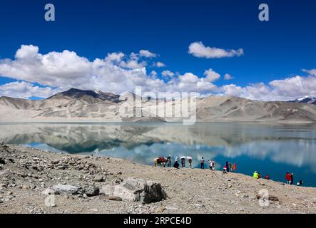 (190702) -- TAXKORGAN, le 2 juillet 2019 -- des touristes visitent le lac Baisha dans le comté d'Akto, dans la région autonome ouïgoure du Xinjiang, au nord-ouest de la Chine, le 2 juillet 2019.) CHINE-XINJIANG-BAISHA LAKE-SCENERY (CN) LIXJING PUBLICATIONXNOTXINXCHN Banque D'Images