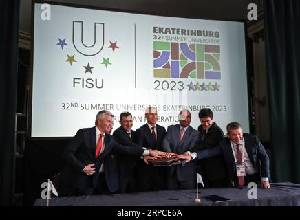 (190702) -- NAPLES, le 2 juillet 2019 -- le président de la Fédération internationale des sports universitaires (FISU), Oleg Matytsin (3e L), pose pour des photos avec les délégués du comité de candidature russe d Ekaterinbourg lors de la cérémonie de signature lors de la réunion du comité exécutif de la FISU 2019 à Naples, Italie, le 2 juillet 2019. La Russie Ekaterinbourg a été élue hôte de l Universiade d été 2023 lors de la réunion 2019 du Comité exécutif de la FISU à Naples en Italie mardi. Shan Yuqi) (SP)ITALIE-NAPLES-FISU-EKATERINBOURG-UNIVERSIADE D'ÉTÉ 2023 DanxYuqi PUBLICATIONxNOTxINxCHN Banque D'Images