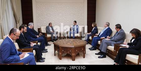 (190702) -- DAMAS, 2 juillet 2019 (Xinhua) -- le président syrien Bachar al-Assad rencontre Ali Asghar Khaji, un assistant principal du ministre iranien des Affaires étrangères, en visite à Damas, Syrie, le 2 juillet 2019. Assad a discuté mardi des positions d’escalade de l’administration américaine avec Khaji, selon un rapport de l’agence de presse d’État SANA. (SANA/document via Xinhua) VISITE OFFICIELLE SYRIE-DAMAS-IRAN PUBLICATIONxNOTxINxCHN Banque D'Images