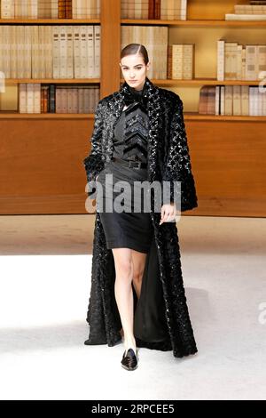 (190702) -- PARIS, 2 juillet 2019 (Xinhua) -- Un modèle présente une création des collections haute Couture automne/hiver 2019/20 de Chanel à Paris, France, le 2 juillet 2019. (Xinhua/Piero Biasion) FRANCE-PARIS-FASHION WEEK-CHANEL PUBLICATIONxNOTxINxCHN Banque D'Images