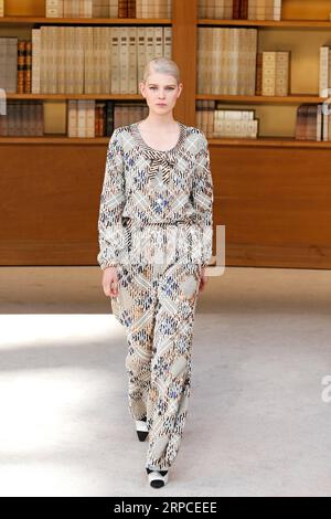 (190702) -- PARIS, 2 juillet 2019 (Xinhua) -- Un modèle présente une création des collections haute Couture automne/hiver 2019/20 de Chanel à Paris, France, le 2 juillet 2019. (Xinhua/Piero Biasion) FRANCE-PARIS-FASHION WEEK-CHANEL PUBLICATIONxNOTxINxCHN Banque D'Images