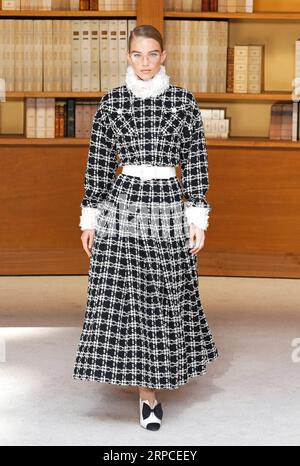 (190702) -- PARIS, 2 juillet 2019 (Xinhua) -- Un modèle présente une création des collections haute Couture automne/hiver 2019/20 de Chanel à Paris, France, le 2 juillet 2019. (Xinhua/Piero Biasion) FRANCE-PARIS-FASHION WEEK-CHANEL PUBLICATIONxNOTxINxCHN Banque D'Images