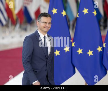 (190702) -- BRUXELLES, 2 juillet 2019 (Xinhua) -- le Premier ministre slovène, Marjan SAREC, arrive pour le sommet extraordinaire du Conseil européen à Bruxelles, Belgique, le 2 juillet 2019. Mardi, les dirigeants de l'Union européenne se sont mis d'accord sur le futur leadership des institutions européennes, proposant Ursula von der Leyen, la femme ministre allemande de la Défense, pour être la prochaine présidente de la Commission européenne. Charles Michel, Premier ministre de Belgique, a été élu pour être le prochain président du Conseil européen. Christine Lagarde, directrice générale du Fonds monétaire international, a été nommée présidente Banque D'Images