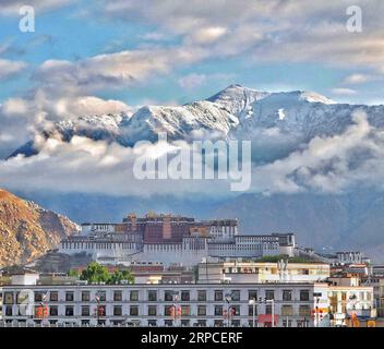 (190703) -- PÉKIN, 3 juillet 2019 -- une photo de téléphone portable prise le 24 mai 2019 montre le palais du Potala avec une montagne de neige en arrière-plan à Lhassa, dans la région autonome du Tibet du sud-ouest de la Chine. PHOTOS XINHUA DU JOUR PurbuxZhaxi PUBLICATIONxNOTxINxCHN Banque D'Images