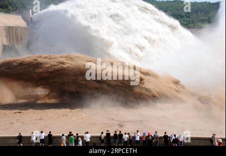 (190703) -- PÉKIN, 3 juillet 2019 -- les touristes regardent l'eau jaillir du réservoir Xiaolangdi sur le fleuve jaune dans la province du Henan, au centre de la Chine, le 2 juillet 2019.) PHOTOS XINHUA DU JOUR MiaoxQiunao PUBLICATIONxNOTxINxCHN Banque D'Images
