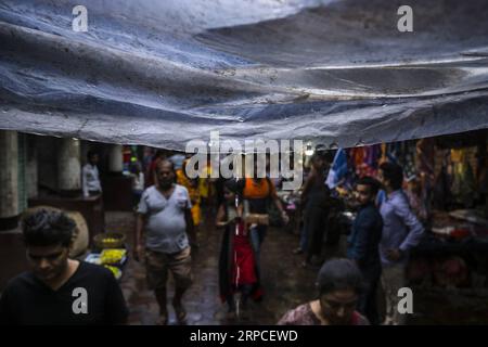 (190703) -- PÉKIN, le 3 juillet 2019 -- des habitants de la région sont vus par jour de pluie à Kolkata, en Inde, le 1 juillet 2019.) PHOTOS XINHUA DU JOUR TumpaxMondal PUBLICATIONxNOTxINxCHN Banque D'Images