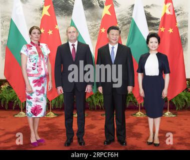 (190703) -- PÉKIN, 3 juillet 2019 -- le président chinois Xi Jinping (2e R) et son épouse Peng Liyuan (1e R) posent pour des photos avec le président bulgare rumen Radev (2e L) et son épouse à Pékin, capitale de la Chine, le 3 juillet 2019. Le président chinois Xi Jinping s'est entretenu mercredi avec le président bulgare rumen Radev. CHINE-PÉKIN-XI JINPING-PRÉSIDENT BULGARE-POURPARLERS (CN) HUANGXJINGWEN PUBLICATIONXNOTXINXCHN Banque D'Images