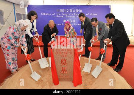 (190703) -- BANDAR SERI BEGAWAN, 3 juillet 2019 (Xinhua) -- le vice-ministre chinois des Affaires étrangères Luo Zhaohui (3e R) et la princesse Hajah Masna (4e L), ambassadrice itinérante du Brunei au ministère des Affaires étrangères, assistent à la cérémonie inaugurale de la nouvelle ambassade chinoise à Bandar Seri Begawan, Brunei, le 3 juillet 2019. Une fois achevés, les nouveaux locaux de l'ambassade couvriront une superficie de plus de 20 000 mètres carrés, y compris l'immeuble de bureaux de l'ambassade, la résidence de l'ambassadeur, le bureau consulaire, les appartements du personnel et les bâtiments auxiliaires. Après que la Chine et Brunei ont établi des relations diplomatiques en 1991, la Chine Banque D'Images