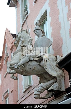 Statue d'un chevalier monté en plâtre, sur un cheval sur l'ancien White Horse Hotel au 247-248 High Street, Guildford, Surrey, Angleterre, Royaume-Uni, GU1 3BJ Banque D'Images