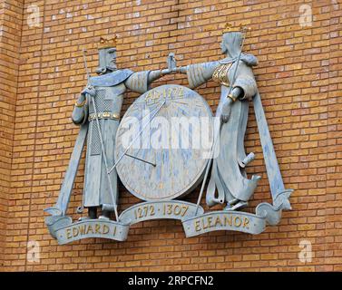 Le cadran solaire Edward I et la reine Eleanor , 1272-1307, sur le mur de Tunsgate Square, près de feu Ann Garland, Castle St, Guildford, Surrey, GU1 3QT Banque D'Images