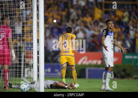 Monterrey, Mexique. 02 septembre 2023. 2 septembre 2023 ; Monterrey, Nuevo León, Mexique; Liga MX 2023 Apertura sixième tour match entre UANL Tigres et Querétaro FC à Estádio Universitário. Le milieu de terrain #6 Tigres, Juan Pablo Vigon marque le troisième but du match en tant que gardien #35 Querétaro, Fernando Tapia et défenseurs sont frustrés crédit obligatoire : Toby Tande/PxImages/Sipa USA crédit : SIPA USA/Alamy Live News Banque D'Images