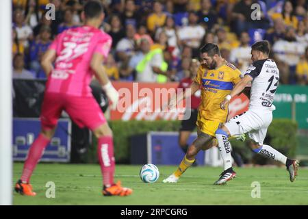 Monterrey, Mexique. 02 septembre 2023. 2 septembre 2023 ; Monterrey, Nuevo León, Mexique; Liga MX 2023 Apertura sixième tour match entre UANL Tigres et Querétaro FC à Estádio Universitário. L'attaquant #10 Tigres, André Pierre Gignac avec tir au but prédéfini par le défenseur #13 Querétaro, Raúl Sandoval et le gardien #35 Querétaro, Fernando Tapia attendant le tir.crédit obligatoire : Toby Tande/PxImages/Sipa USA crédit : SIPA USA/Alamy Live News Banque D'Images