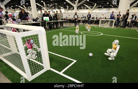 (190705) -- SYDNEY, 5 juillet 2019 -- des robots jouent au football lors de la compétition de la Standard Platform League lors de la RoboCup 2019 à Sydney, Australie, le 5 juillet 2019. Certains des meilleurs ingénieurs, programmeurs et concepteurs en robotique au monde sont descendus à Sydney jeudi, pour la première journée d'action à RoboCup 2019 - une compétition internationale mettant en valeur les technologies de pointe de la robotique. La compétition qui se tiendra au Centre international des congrès de Sydney se terminera le 7 juillet. ) AUSTRALIE-SYDNEY-ROBOCUP BaixXuefei PUBLICATIONxNOTxINxCHN Banque D'Images