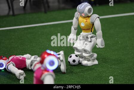 (190705) -- SYDNEY, 5 juillet 2019 -- des robots jouent au football lors de la compétition de la Standard Platform League lors de la RoboCup 2019 à Sydney, Australie, le 5 juillet 2019. Certains des meilleurs ingénieurs, programmeurs et concepteurs en robotique au monde sont descendus à Sydney jeudi, pour la première journée d'action à RoboCup 2019 - une compétition internationale mettant en valeur les technologies de pointe de la robotique. La compétition qui se tiendra au Centre international des congrès de Sydney se terminera le 7 juillet. ) AUSTRALIE-SYDNEY-ROBOCUP BaixXuefei PUBLICATIONxNOTxINxCHN Banque D'Images