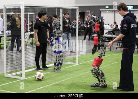 (190705) -- SYDNEY, 5 juillet 2019 -- des robots jouent au football lors de l'événement RoboCup 2019 à Sydney, Australie, le 5 juillet 2019. Certains des meilleurs ingénieurs, programmeurs et concepteurs en robotique au monde sont descendus à Sydney jeudi, pour la première journée d'action à RoboCup 2019 - une compétition internationale mettant en valeur les technologies de pointe de la robotique. La compétition qui se tiendra au Centre international des congrès de Sydney se terminera le 7 juillet. ) AUSTRALIE-SYDNEY-ROBOCUP BaixXuefei PUBLICATIONxNOTxINxCHN Banque D'Images