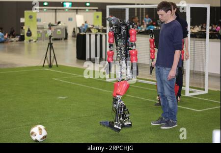 (190705) -- SYDNEY, 5 juillet 2019 -- des robots jouent au football lors de l'événement RoboCup 2019 à Sydney, Australie, le 5 juillet 2019. Certains des meilleurs ingénieurs, programmeurs et concepteurs en robotique au monde sont descendus à Sydney jeudi, pour la première journée d'action à RoboCup 2019 - une compétition internationale mettant en valeur les technologies de pointe de la robotique. La compétition qui se tiendra au Centre international des congrès de Sydney se terminera le 7 juillet. ) AUSTRALIE-SYDNEY-ROBOCUP BaixXuefei PUBLICATIONxNOTxINxCHN Banque D'Images