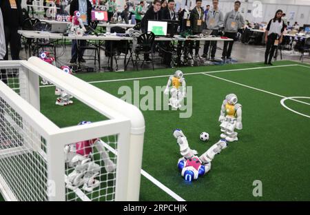 (190705) -- SYDNEY, 5 juillet 2019 -- des robots jouent au football lors de la compétition de la Standard Platform League lors de la RoboCup 2019 à Sydney, Australie, le 5 juillet 2019. Certains des meilleurs ingénieurs, programmeurs et concepteurs en robotique au monde sont descendus à Sydney jeudi, pour la première journée d'action à RoboCup 2019 - une compétition internationale mettant en valeur les technologies de pointe de la robotique. La compétition qui se tiendra au Centre international des congrès de Sydney se terminera le 7 juillet. ) AUSTRALIE-SYDNEY-ROBOCUP BaixXuefei PUBLICATIONxNOTxINxCHN Banque D'Images