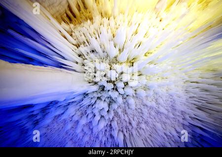 (190705) -- XIANGNING, 5 juillet 2019 -- une photo prise le 5 juillet 2019 montre l'intérieur de la grotte de glace n ° 1 dans la montagne Yunqiu dans le comté de Xiangning, province du Shanxi au nord de la Chine. Le point le plus large de la grotte est d'environ 12 mètres et le point le plus haut est d'environ 15 mètres. Les touristes peuvent profiter des stalagmites de glace, des piliers de glace et des chutes de glace ici.) CHINE-COMTÉ DE SHANXI-XIANGNING-GROTTE DE GLACE (CN) ZHANXYAN PUBLICATIONXNOTXINXCHN Banque D'Images