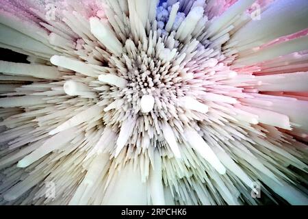 (190705) -- XIANGNING, 5 juillet 2019 -- une photo prise le 5 juillet 2019 montre l'intérieur de la grotte de glace n ° 1 dans la montagne Yunqiu dans le comté de Xiangning, province du Shanxi au nord de la Chine. Le point le plus large de la grotte est d'environ 12 mètres et le point le plus haut est d'environ 15 mètres. Les touristes peuvent profiter des stalagmites de glace, des piliers de glace et des chutes de glace ici.) CHINE-COMTÉ DE SHANXI-XIANGNING-GROTTE DE GLACE (CN) ZHANXYAN PUBLICATIONXNOTXINXCHN Banque D'Images