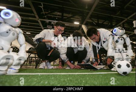 (190705) -- SYDNEY, 5 juillet 2019 -- les concurrents de l'Université chinoise de Tongji programment leurs robots de football avant un match à l'événement RoboCup 2019 à Sydney, Australie, le 2 juillet 2019. Certains des meilleurs ingénieurs, programmeurs et concepteurs en robotique au monde sont descendus à Sydney jeudi, pour la première journée d'action à RoboCup 2019 - une compétition internationale mettant en valeur les technologies de pointe de la robotique. La compétition qui se tiendra au Centre international des congrès de Sydney se terminera le 7 juillet. ) AUSTRALIE-SYDNEY-ROBOCUP BaixXuefei PUBLICATIONxNOTxINxCHN Banque D'Images