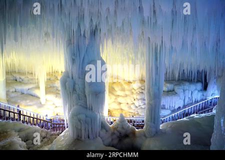 (190705) -- XIANGNING, 5 juillet 2019 -- une photo prise le 5 juillet 2019 montre l'intérieur de la grotte de glace n ° 1 dans la montagne Yunqiu dans le comté de Xiangning, province du Shanxi au nord de la Chine. Le point le plus large de la grotte est d'environ 12 mètres et le point le plus haut est d'environ 15 mètres. Les touristes peuvent profiter des stalagmites de glace, des piliers de glace et des chutes de glace ici.) CHINE-COMTÉ DE SHANXI-XIANGNING-GROTTE DE GLACE (CN) ZHANXYAN PUBLICATIONXNOTXINXCHN Banque D'Images