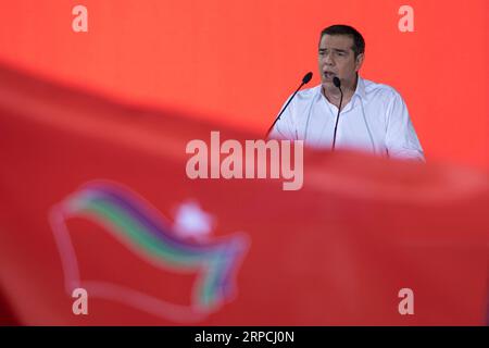 (190706) -- ATHÈNES, 6 juillet 2019 (Xinhua) -- le Premier ministre grec Alexis Tsipras prend la parole lors de son principal rassemblement préélectoral sur la place Syntagma à Athènes, en Grèce, le 5 juillet 2019. Dans la dernière ligne droite des élections nationales de dimanche, le Premier ministre grec Alexis Tsipras a demandé vendredi soir aux électeurs grecs de lui donner, à lui et à son parti de gauche radicale SYRIZA, une nouvelle chance de construire une Grèce meilleure -- cette fois sans les restrictions des programmes de sauvetage. (Xinhua/Lefteris Partsalis) GRÈCE-ATHÈNES-ELECTIONS-RALLY-TSIPRAS PUBLICATIONxNOTxINxCHN Banque D'Images