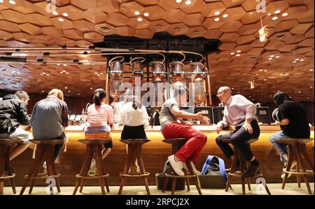 (190706) -- PÉKIN, le 6 juillet 2019 -- les clients discutent au Starbucks Reserve Roastery Shanghai à Shanghai, dans l'est de la Chine, le 26 juin 2019.) Xinhua Headlines : affecté, pas découragé : les entreprises américaines renforcent leur présence en Chine FangxZhe PUBLICATIONxNOTxINxCHN Banque D'Images