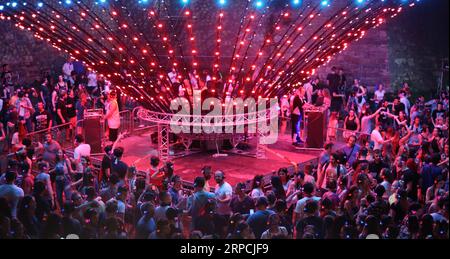 (190706) -- NOVI SAD, 6 juillet 2019 (Xinhua) -- les gens apprécient la performance au festival EXIT à Novi Sad, Serbie, le 5 juillet 2019. (Xinhua/Nemanja Cabric) SERBIA-NOVI SAD-MUSIC FESTIVAL PUBLICATIONxNOTxINxCHN Banque D'Images