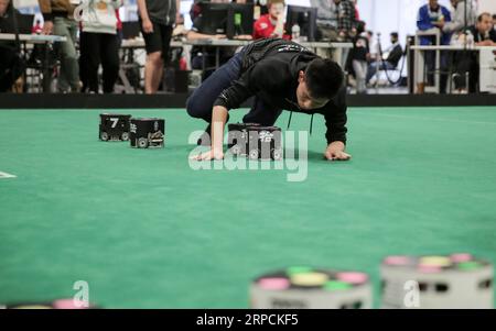 (190707) -- SYDNEY, 7 juillet 2019 -- Un membre de l'équipe de l'Université de Zhejiang examine des robots lors d'une pause à la RoboCup 2019 à Sydney, Australie, le 7 juillet 2019. L Université chinoise de Zhejiang a été couronnée championne du monde de football robot dimanche, après avoir battu l équipe allemande ER-Force 1-0 à Sydney à la RoboCup 2019 - une compétition internationale mettant en valeur la technologie de pointe de la robotique. AUSTRALIE-SYDNEY-ROBOT-SOCCER BaixXuefei PUBLICATIONxNOTxINxCHN Banque D'Images