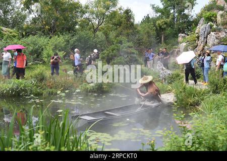 (190708) -- BEIJING, le 8 juillet 2019 -- les touristes visitent le jardin du Hunan à l'exposition internationale d'horticulture de Beijing à Beijing, capitale de la Chine, le 7 juillet 2019. Située dans le centre de la Chine, la province du Hunan est réputée pour sa topographie variée. Elle jouxte le lac Dongting au nord, et les côtés est, sud et ouest de la province sont entourés de montagnes, avec les montagnes Wuling et Xuefeng à l'ouest, Nanling au sud, Luoxiao et Mufu à l'est. Les rivières Xiangjiang, Zijiang, Yuanjiang et Lishui convergent sur le fleuve Yangtze au lac Dongting dans le n Banque D'Images