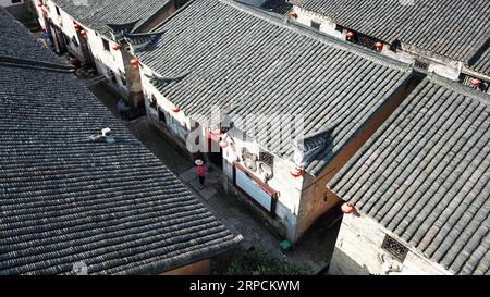 (190708) -- RUCHENG, 8 juillet 2019 -- une photo aérienne prise le 14 juin 2019 montre la vue du village de Shazhou dans le comté de Rucheng, province du Hunan au centre de la Chine. Des dizaines de milliers de personnes de tout le pays sont venues la semaine dernière dans un petit village de la province du Hunan, au centre de la Chine, à la recherche d'une courtepointe, pour être exact, une courtepointe réduite de moitié qui n'est maintenant plus en mesure d'être trouvée. La courtepointe coupée en deux a été coupée par trois jeunes femmes soldats de l'Armée Rouge en cadeau à Xu Jiexiu, une femme de campagne qui vivait dans le village de Shazhou avec son mari et son fils d'un an en 1934. Cinquante ans plus tard, un journaliste chinois a retracé Th Banque D'Images