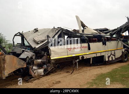 Indien, Schweres Busunglück in Agra (190708) -- AGRA, 8 juillet 2019 () -- Un autobus endommagé a été vu à la périphérie du district d'Agra, dans l'Uttar Pradesh, en Inde, le 8 juillet 2019. Le nombre de morts dans les accidents de bus de lundi matin dans le nord de l'Inde a augmenté à 29, tandis que 18 personnes ont été blessées, ont confirmé des sources gouvernementales. L'incident s'est produit quand un autobus de passagers se dirigeant vers Delhi de Lucknow, la capitale de l'État du nord de l'Uttar Pradesh, est tombé dans un drain d'environ 50 pieds de profondeur dans les petites heures de lundi dans le district d'Agra de l'Uttar Pradesh. (Str/) INDE-AGRA-ACCIDENT D'AUTOBUS Xinhua PUBLICATIONxNOTxINxCHN Banque D'Images