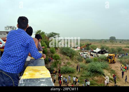 (190708) -- AGRA, 8 juillet 2019 () -- des gens se tiennent près de l'autobus endommagé à la périphérie du district d'Agra, dans l'Uttar Pradesh, en Inde, le 8 juillet 2019. Le nombre de morts dans les accidents de bus de lundi matin dans le nord de l'Inde a augmenté à 29, tandis que 18 personnes ont été blessées, ont confirmé des sources gouvernementales. L'incident s'est produit quand un autobus de passagers se dirigeant vers Delhi de Lucknow, la capitale de l'État du nord de l'Uttar Pradesh, est tombé dans un drain d'environ 50 pieds de profondeur dans les petites heures de lundi dans le district d'Agra de l'Uttar Pradesh. (Str/) INDE-AGRA-ACCIDENT D'AUTOBUS Xinhua PUBLICATIONxNOTxINxCHN Banque D'Images