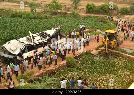 (190708) -- AGRA, 8 juillet 2019 () -- des gens se tiennent près de l'autobus endommagé à la périphérie du district d'Agra, dans l'Uttar Pradesh, en Inde, le 8 juillet 2019. Le nombre de morts dans les accidents de bus de lundi matin dans le nord de l'Inde a augmenté à 29, tandis que 18 personnes ont été blessées, ont confirmé des sources gouvernementales. L'incident s'est produit quand un autobus de passagers se dirigeant vers Delhi de Lucknow, la capitale de l'État du nord de l'Uttar Pradesh, est tombé dans un drain d'environ 50 pieds de profondeur dans les petites heures de lundi dans le district d'Agra de l'Uttar Pradesh. (Str/) INDE-AGRA-ACCIDENT D'AUTOBUS Xinhua PUBLICATIONxNOTxINxCHN Banque D'Images