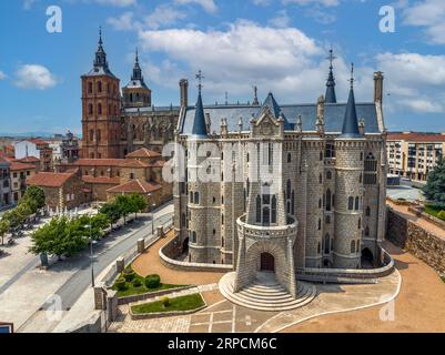 Palais épiscopal d'Astorga, est un bâtiment de l'architecte catalan Antoni Gaudi à Astorga, dans le fond de la cathédrale Sainte Marie, en Espagne. Aérien vi Banque D'Images