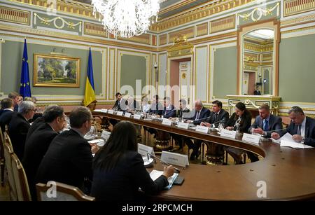 (190709) -- KIEV, le 9 juillet 2019 () -- le sommet Ukraine-UE se tient à Kiev, Ukraine, le 8 juillet 2019. Cinq accords fournissant une aide de 126,9 millions d'euros (142,3 millions de dollars américains) à l'Ukraine ont été signés lors du sommet Ukraine-UE qui s'est tenu lundi à Kiev, selon les informations disponibles sur le site officiel du président ukrainien. Au cours de la réunion du président ukrainien Volodymyr Zelensky, du président du Conseil européen Donald Tusk et du président de la Commission européenne Jean-Claude Juncker, un certain nombre d'accords de coopération entre l'Ukraine et l'UE ont été signés. (Bureau du président ukrainien/document Banque D'Images