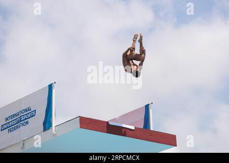 (190709) -- BEIJING, 9 juillet 2019 -- Huang Bowen, de Chine, participe à la finale du plongeon de plate-forme masculine à la 30e Universiade d'été à Naples, Italie, le 8 juillet 2019.) PHOTOS XINHUA DU JOUR ZhengxHuansong PUBLICATIONxNOTxINxCHN Banque D'Images