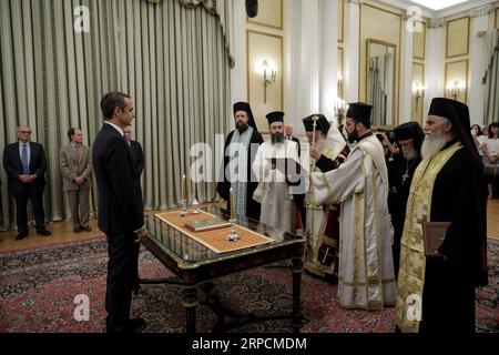 (190709) -- PÉKIN, le 9 juillet 2019 -- Kyriakos Mitsotakis (L, avant) prête serment religieux lors d'une cérémonie présidée par l'archevêque de l'Église chrétienne orthodoxe Ieronymos d'Athènes et de toute la Grèce à Athènes, Grèce, le 8 juillet 2019. Lefteris Partsalis) XINHUA PHOTOS DU JOUR LaixFutailisi¤patesalisi PUBLICATIONxNOTxINxCHN Banque D'Images