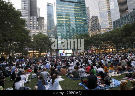 Actualités Bilder des Tages (190709) -- NEW YORK, 9 juillet 2019 -- des gens sont vus lors d'un spectacle de cinéma en plein air à Bryant Park à New York, aux États-Unis, le 8 juillet 2019. Comme l'été arrive, les projections de films en plein air et en intérieur sont très populaires dans toute la ville, attirant des milliers de personnes pour profiter de leurs nuits d'été.) ETATS-UNIS-NEW YORK-ÉMISSION DE CINÉMA EN PLEIN AIR WANGXYING PUBLICATIONXNOTXINXCHN Banque D'Images