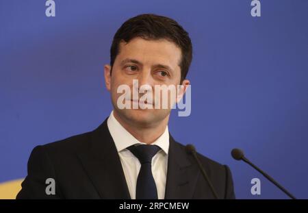 (190709) -- KIEV, 9 juillet 2019 (Xinhua) -- le président ukrainien Volodymyr Zelensky assiste à une conférence de presse à Kiev, Ukraine, le 8 juillet 2019. Cinq accords fournissant une aide de 126,9 millions d'euros (142,3 millions de dollars américains) à l'Ukraine ont été signés lors du sommet Ukraine-UE qui s'est tenu lundi à Kiev, selon les informations disponibles sur le site officiel du président ukrainien. Lors de la rencontre du président ukrainien Volodymyr Zelensky, du président du Conseil européen Donald Tusk et du président de la Commission européenne Jean-Claude Juncker, un certain nombre d'accords de coopération entre l'Ukraine et l'UE ont été conclus Banque D'Images